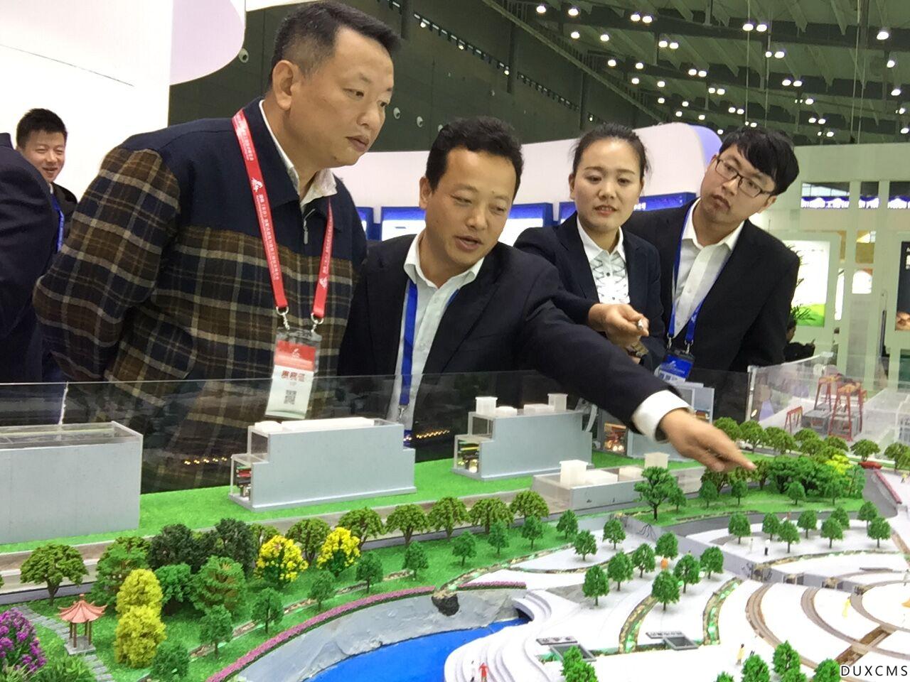 4建工集团副总经理陈浩莅临展区 (1)